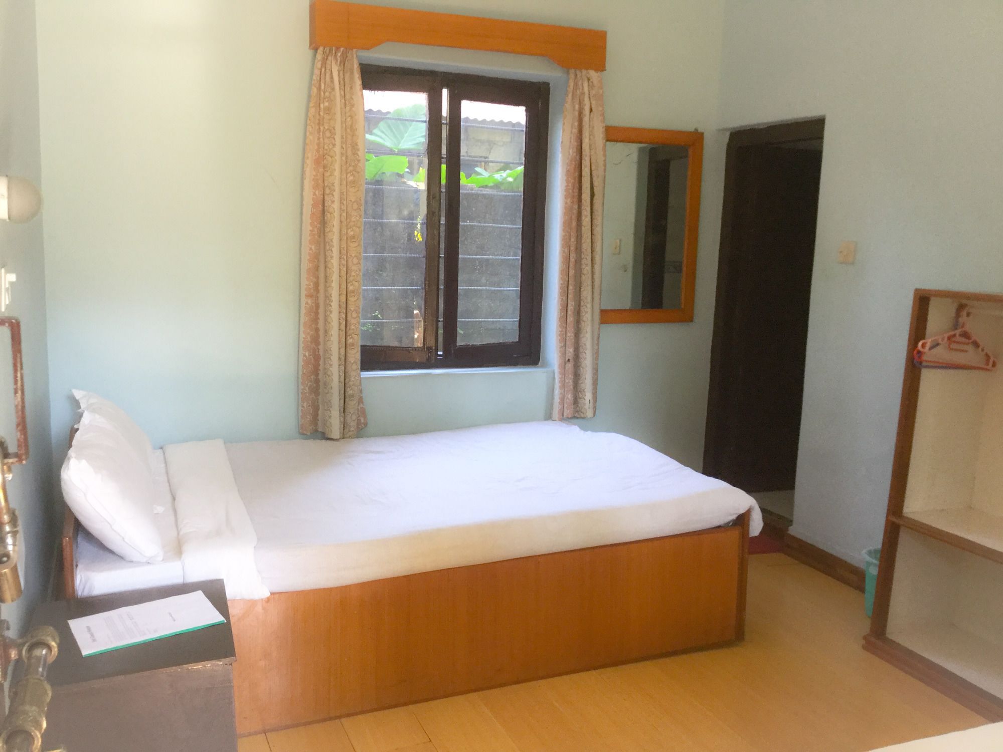 Yeti Guest House Покхара Экстерьер фото